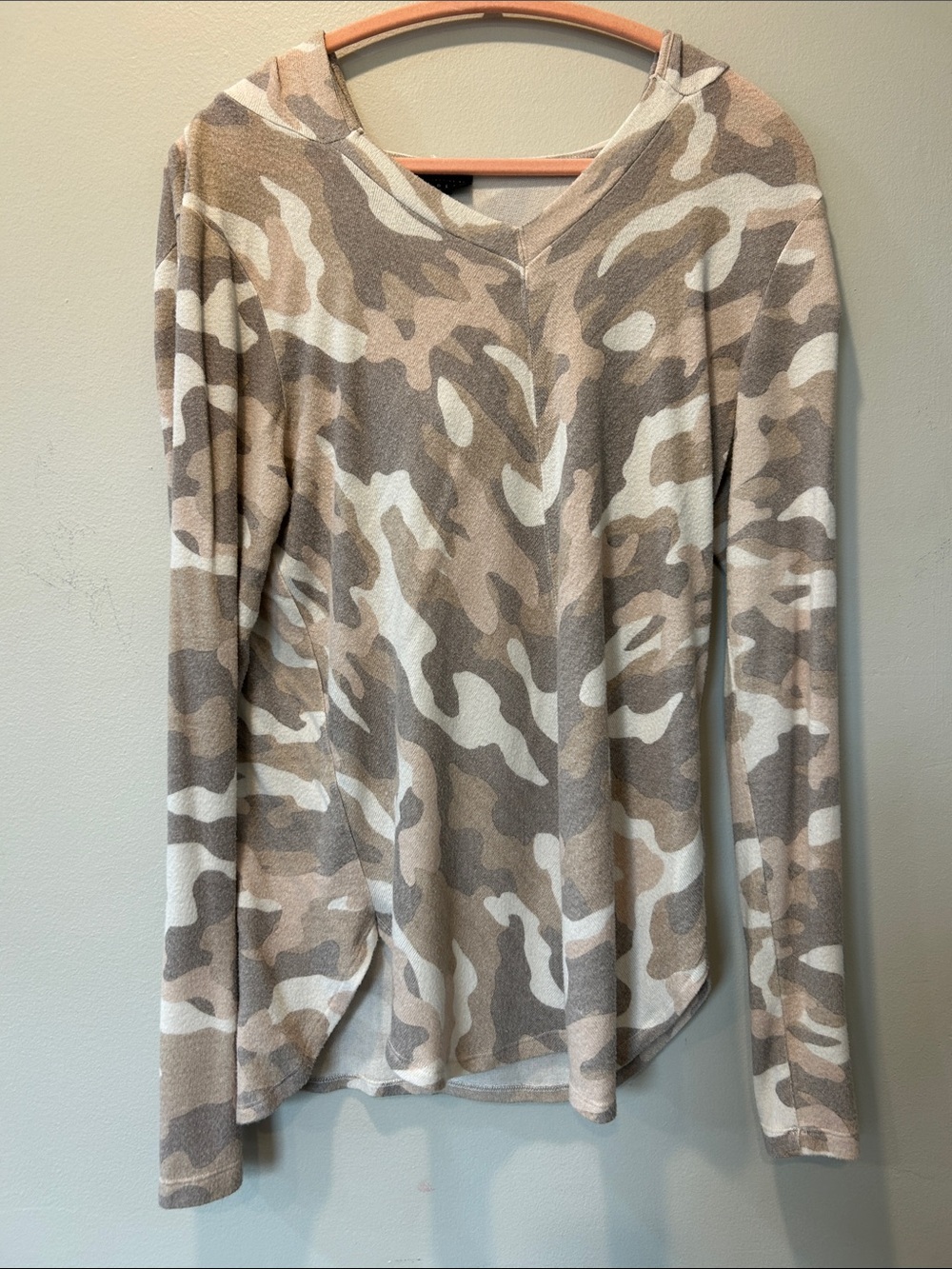 bobeau Beige & Cream Camo V-Neck Hooded Long-Sleeve Top